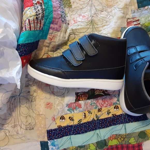 Brand new never used boy shoes sinze 13 - Picture 2 of 2